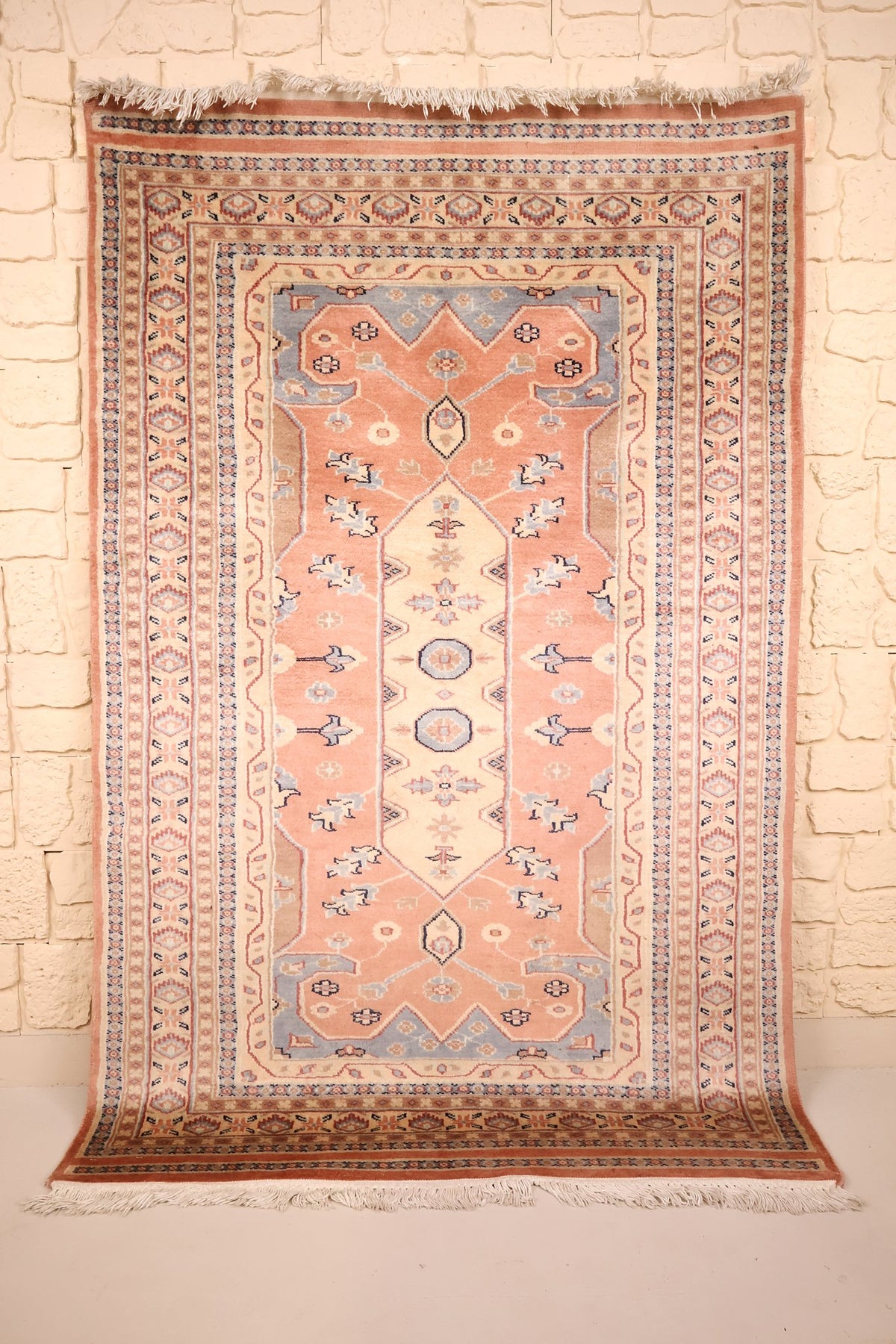 Tapis Caucase rose 187 × 125 cm, vue d'ensemble avec médaillon beige et franges blanches