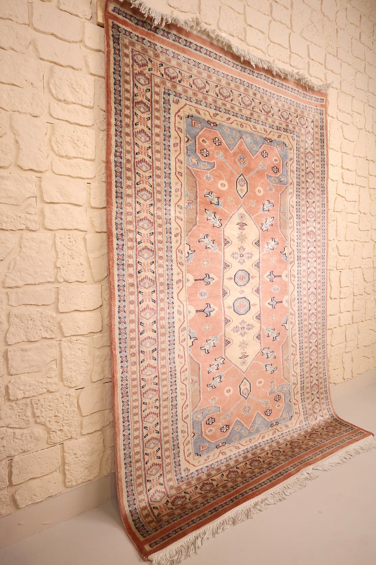 Tapis Caucase en laine noué à la main, vue de biais du champ rose saumon