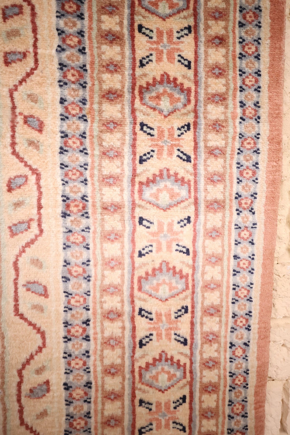 Bordures beige et bleu clair à médaillons dentelés et rosettes, tapis Caucase rose