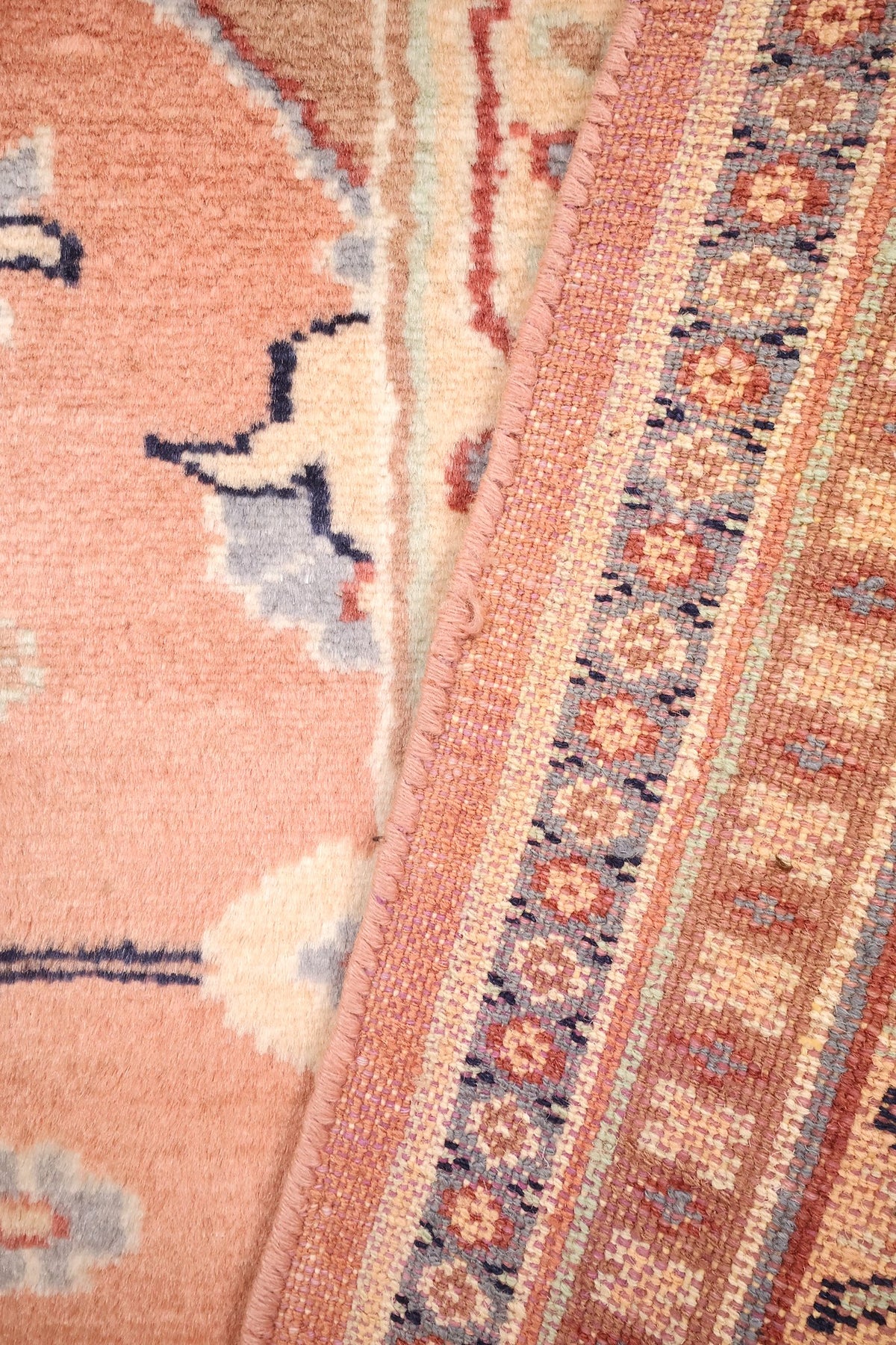 Envers du tapis Caucase en laine, nœuds visibles le long de la bordure