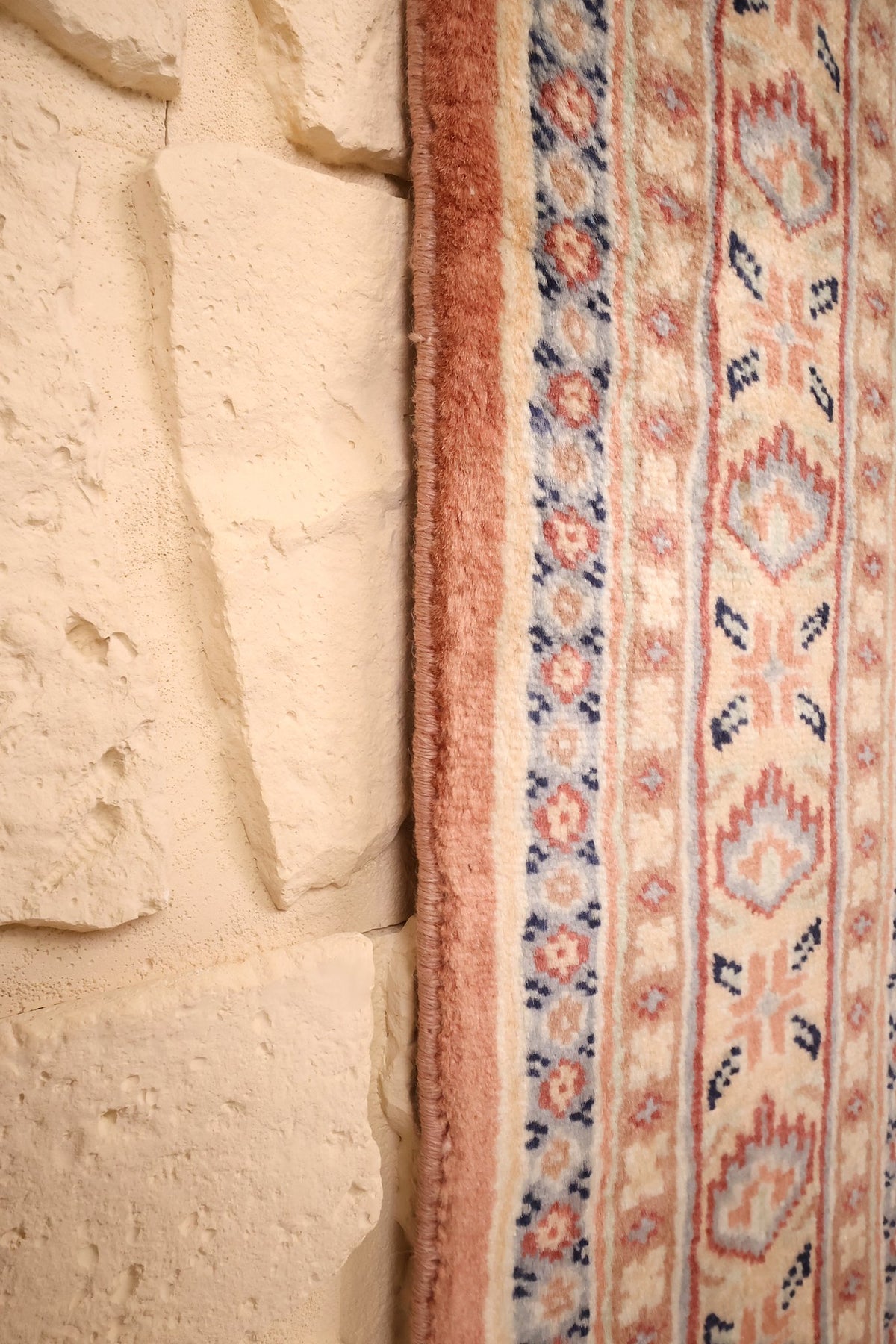 Lisière du tapis Caucase rose 187 × 125 cm, finition latérale et motifs crème