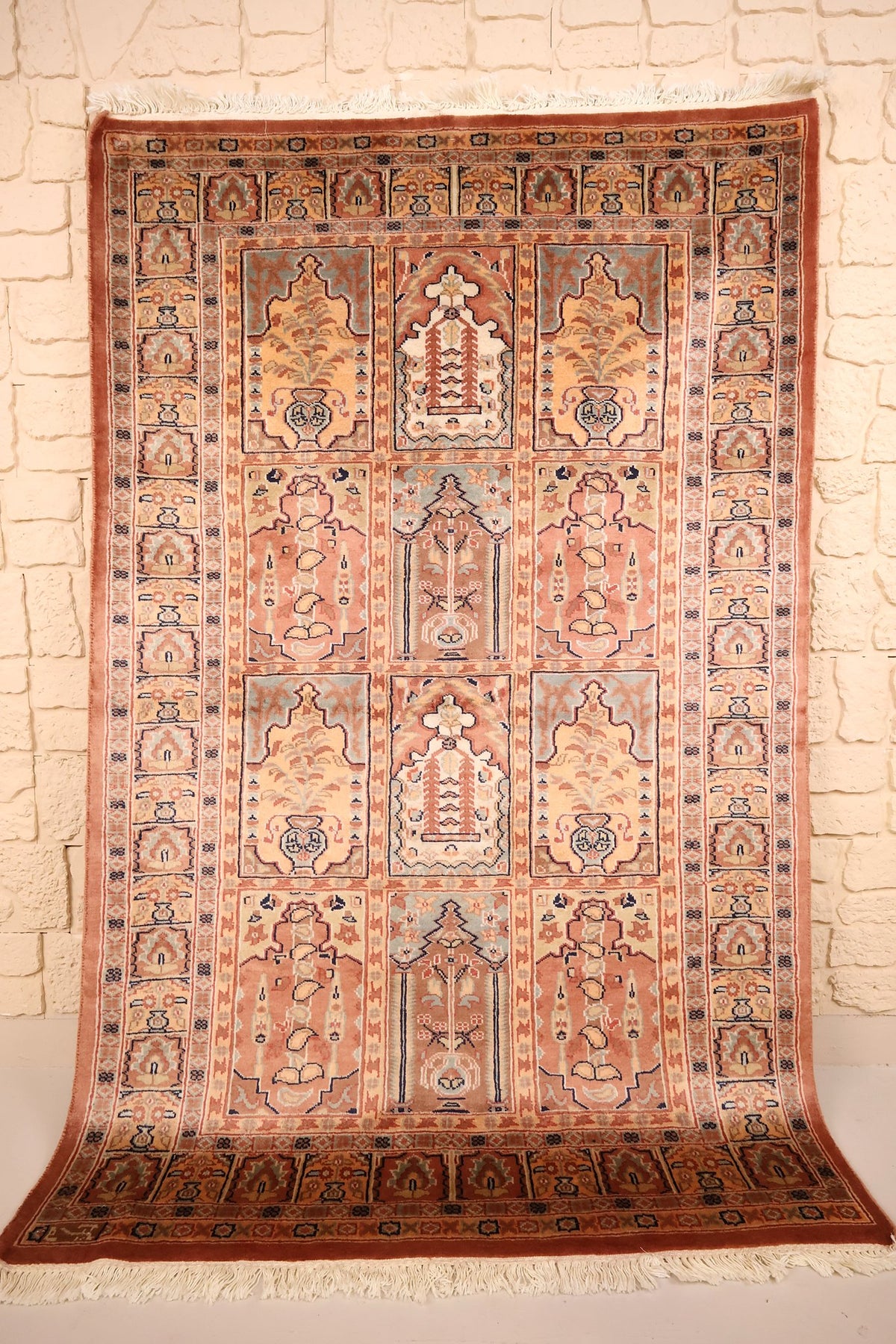 Tapis Caucase rose 191 × 123 cm, vue d'ensemble des compartiments à vases fleuris