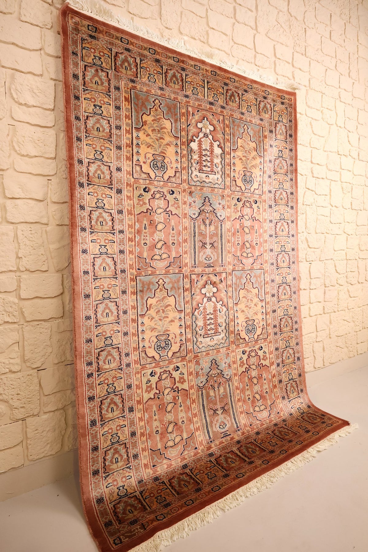 Tapis Caucase en laine noué main, vue de biais montrant le damier rose et beige