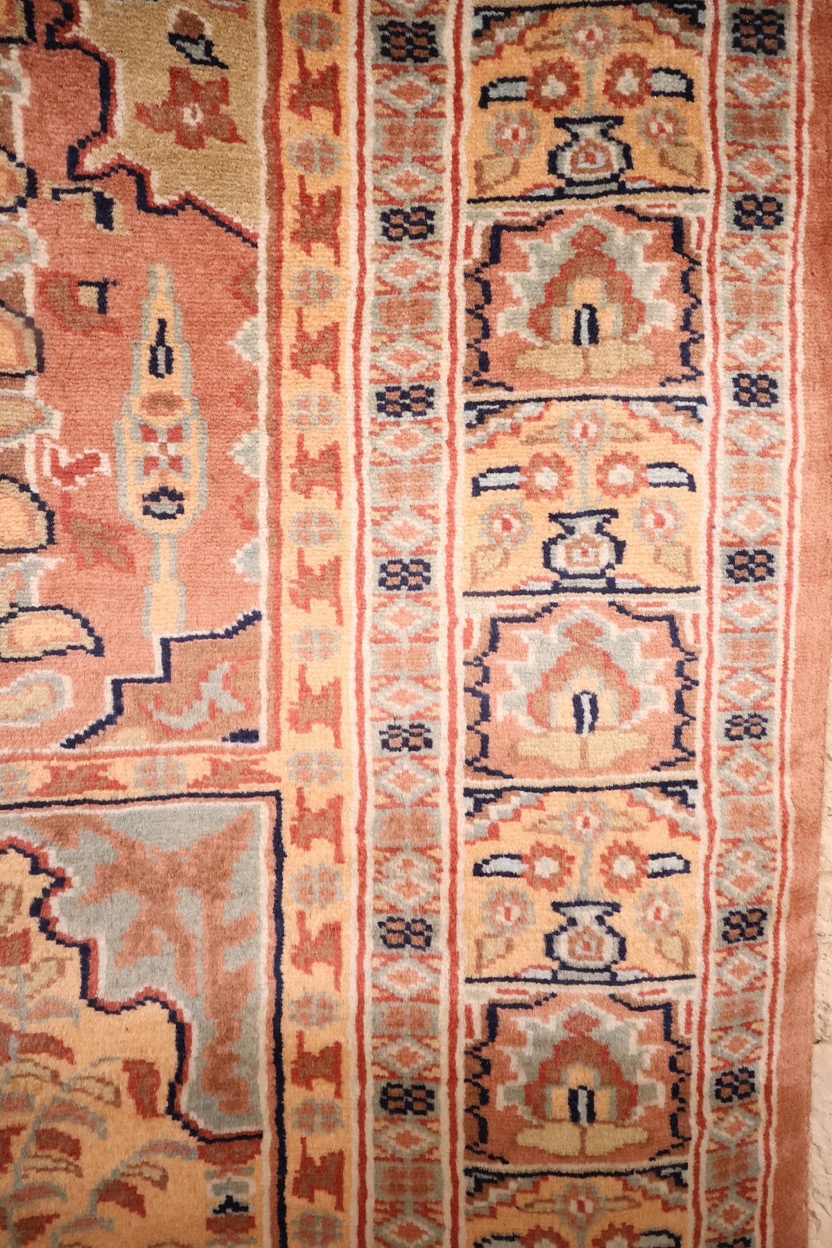 Bordure à caissons de vases et contre-bordures géométriques du tapis Caucase