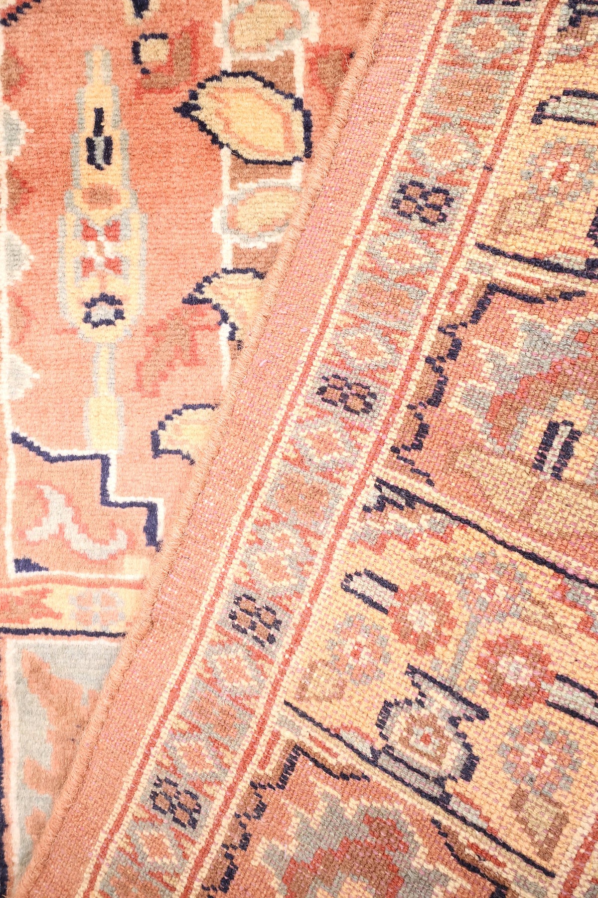 Coin replié du tapis Caucase 191 × 123 cm, laine rose saumon et bleu nuit