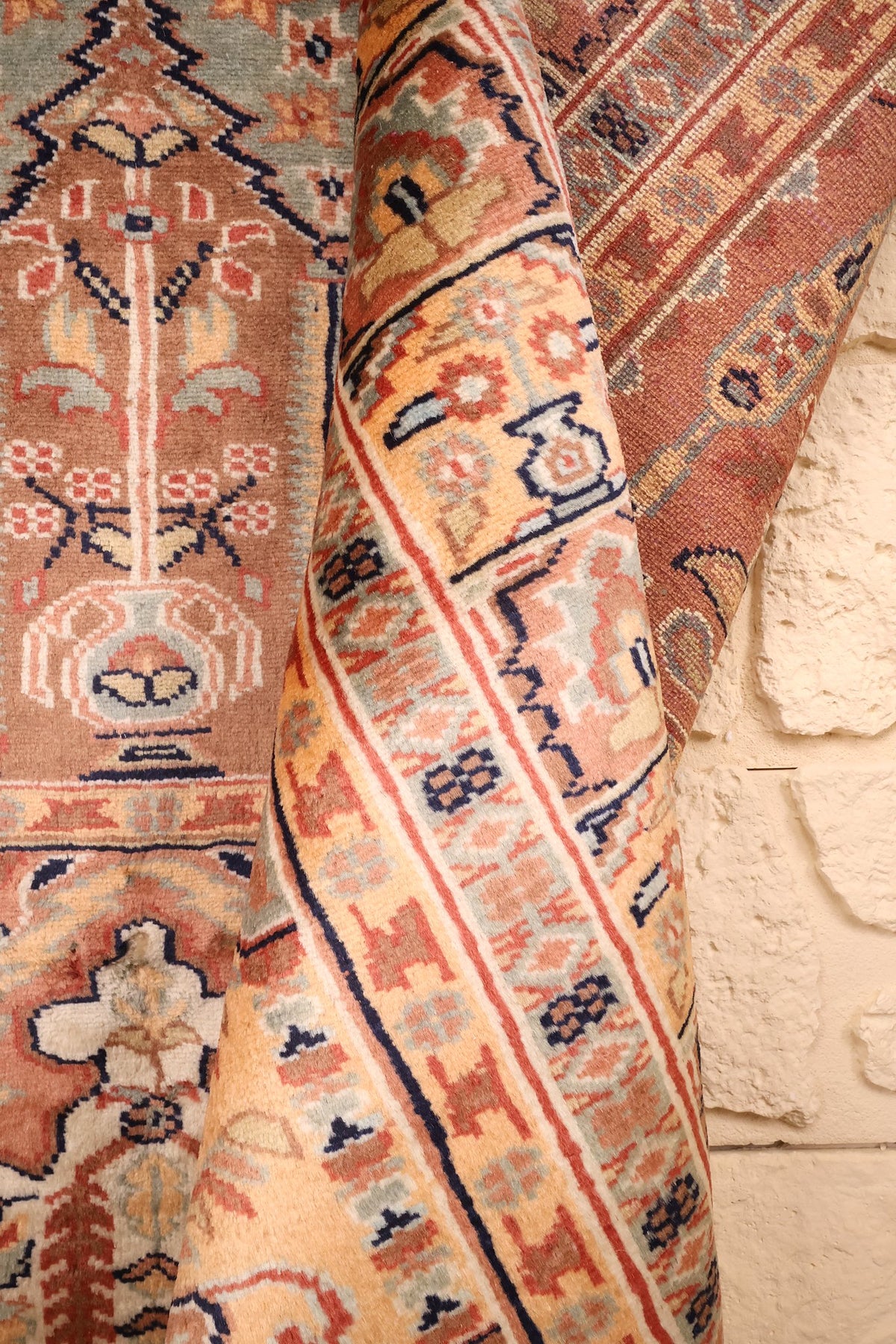 Lisière du tapis Caucase en laine, retour sur l'envers et bordure beige