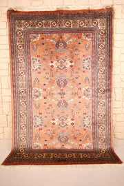 Tapis Caucase orange 192 × 128 cm, vue d'ensemble avec franges blanches aux deux bouts