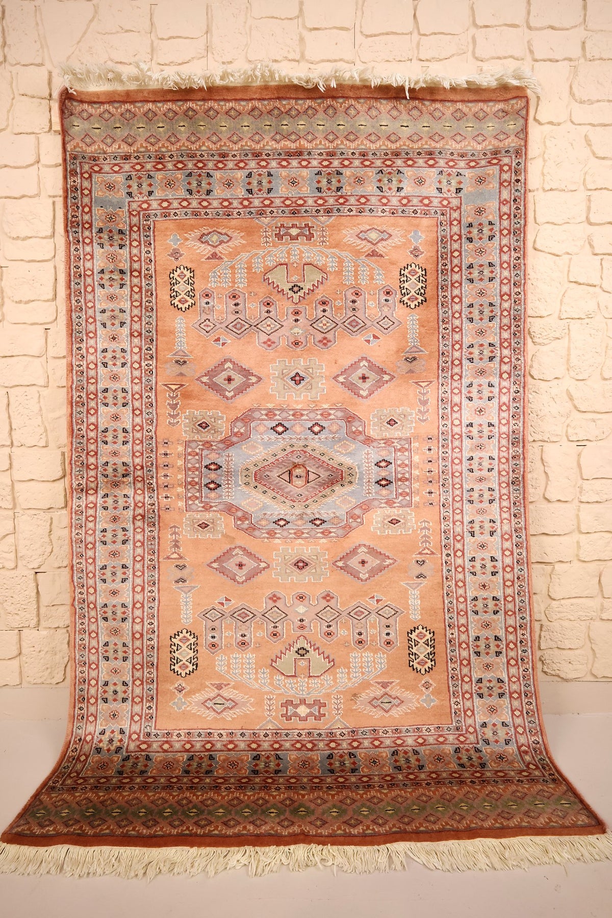 Tapis Caucase orange 194 × 122 cm, vue d'ensemble avec médaillon central bleu