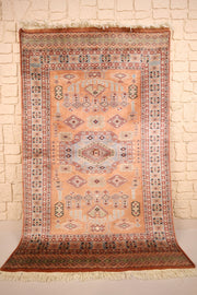 Tapis Caucase orange 194 × 122 cm, vue d'ensemble avec médaillon central bleu