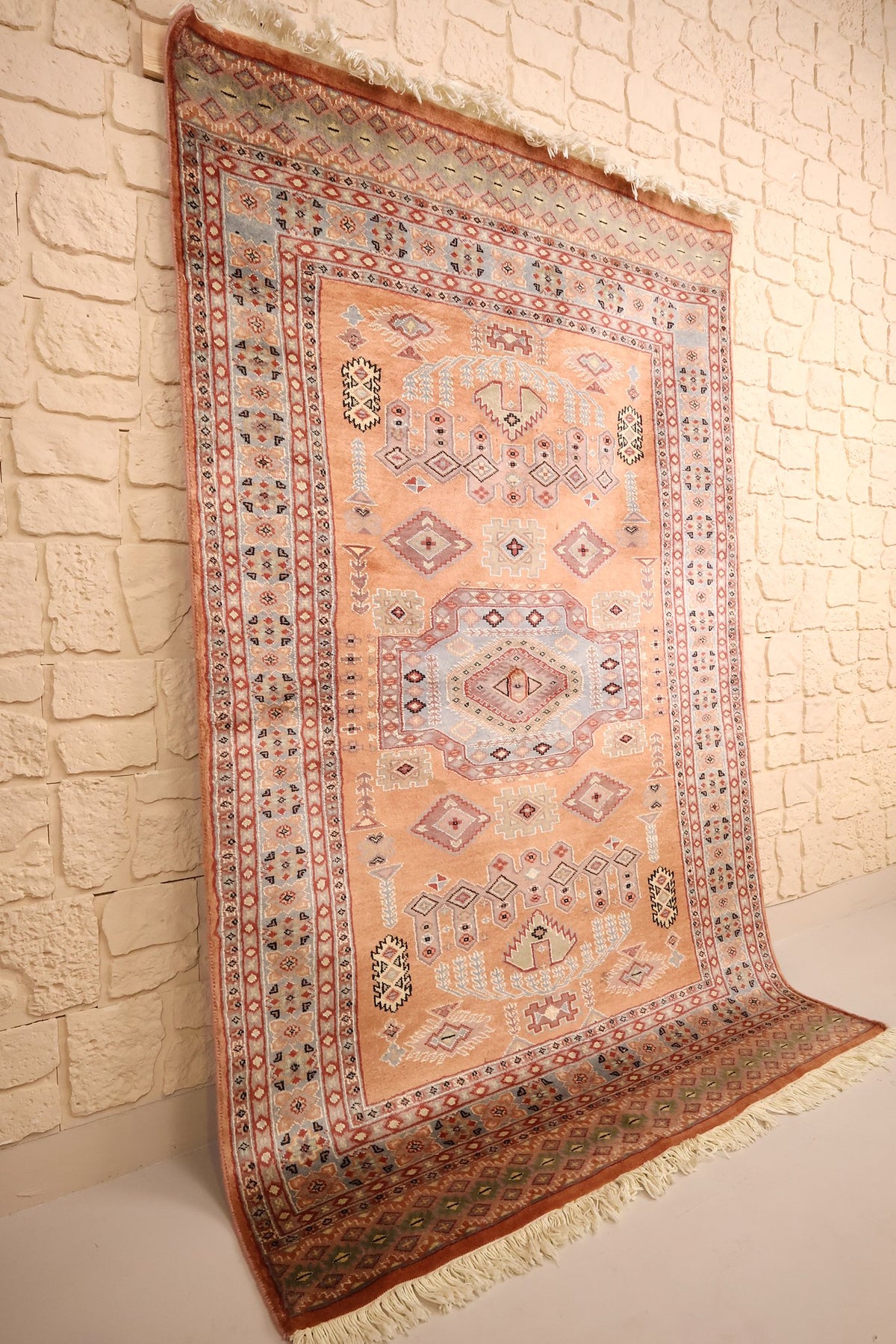 Tapis Caucase en laine noué à la main, vue de biais montrant les bordures multiples