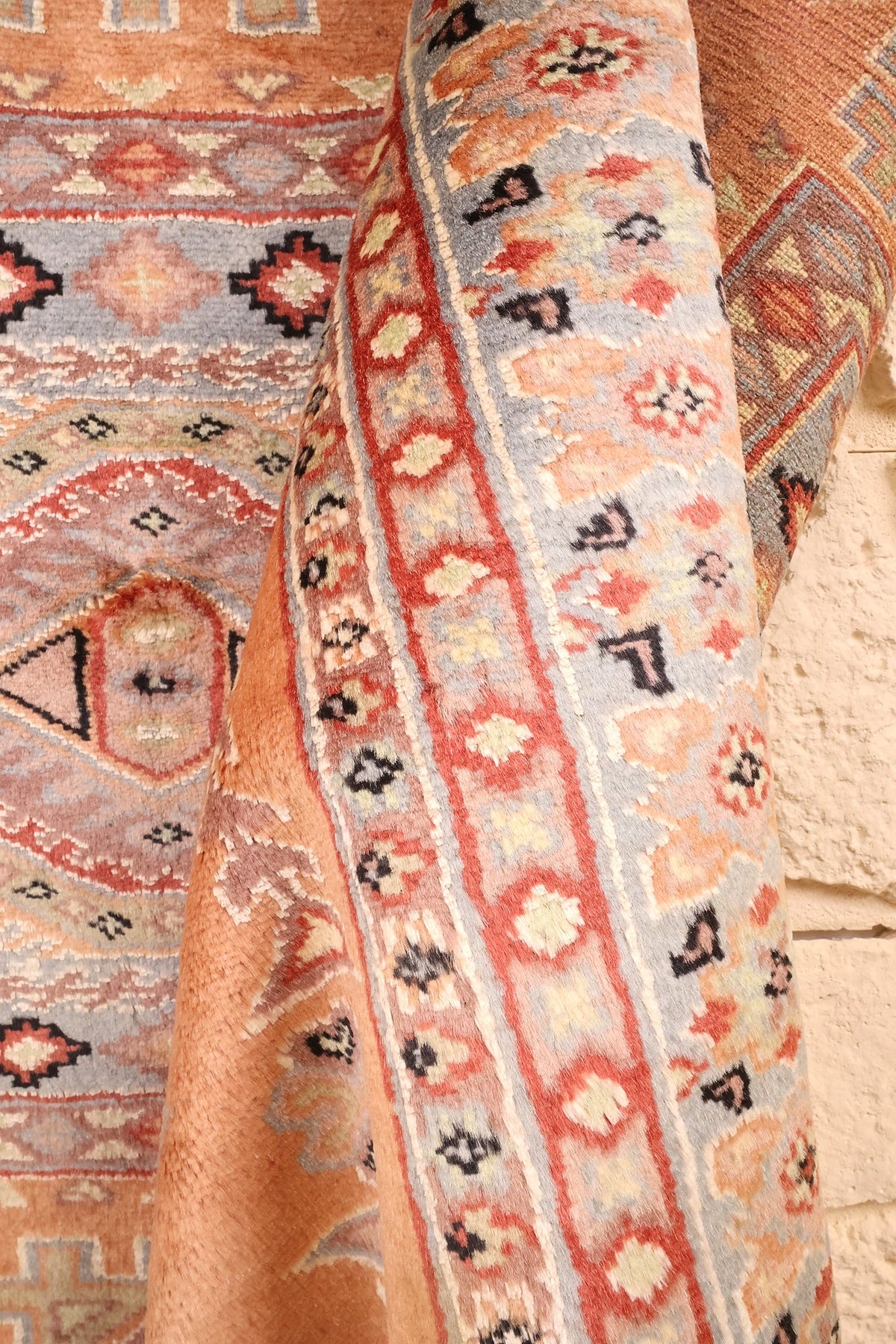 Lisière du tapis Caucase en laine, champ orange saumoné et bande bleu
