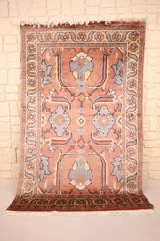 Tapis Caucase rose 194 × 125 cm, vue d'ensemble avec palmettes bleu-gris et franges blanches