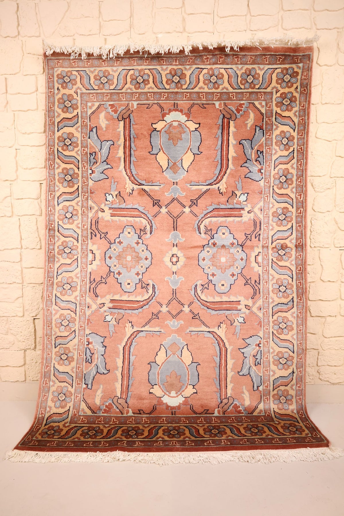 Tapis Caucase rose 194 × 125 cm, vue d'ensemble avec palmettes bleu-gris et franges blanches