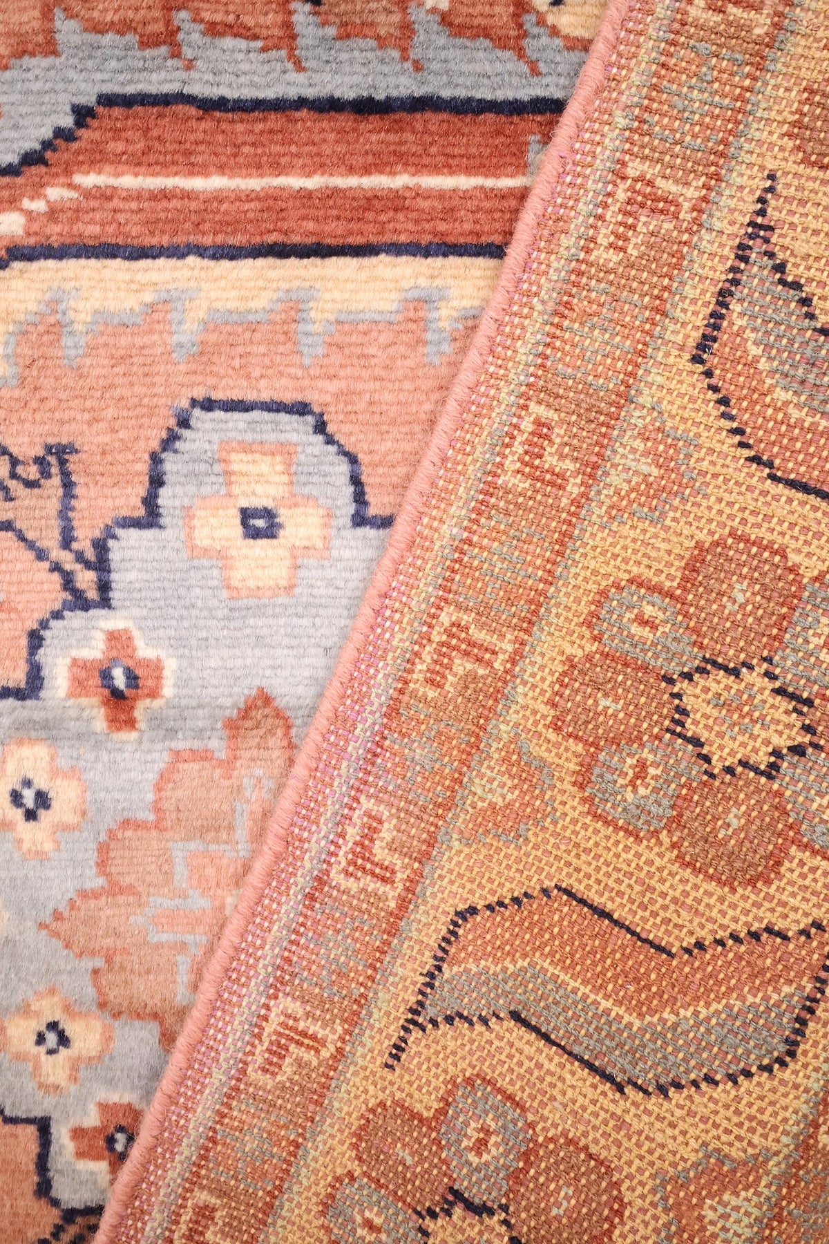 Envers du tapis Caucase, nœuds serrés visibles sous le motif bleu et beige