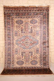 Tapis Caucase beige rosé 194 × 126 cm, vue d'ensemble avec médaillon bleu et orange