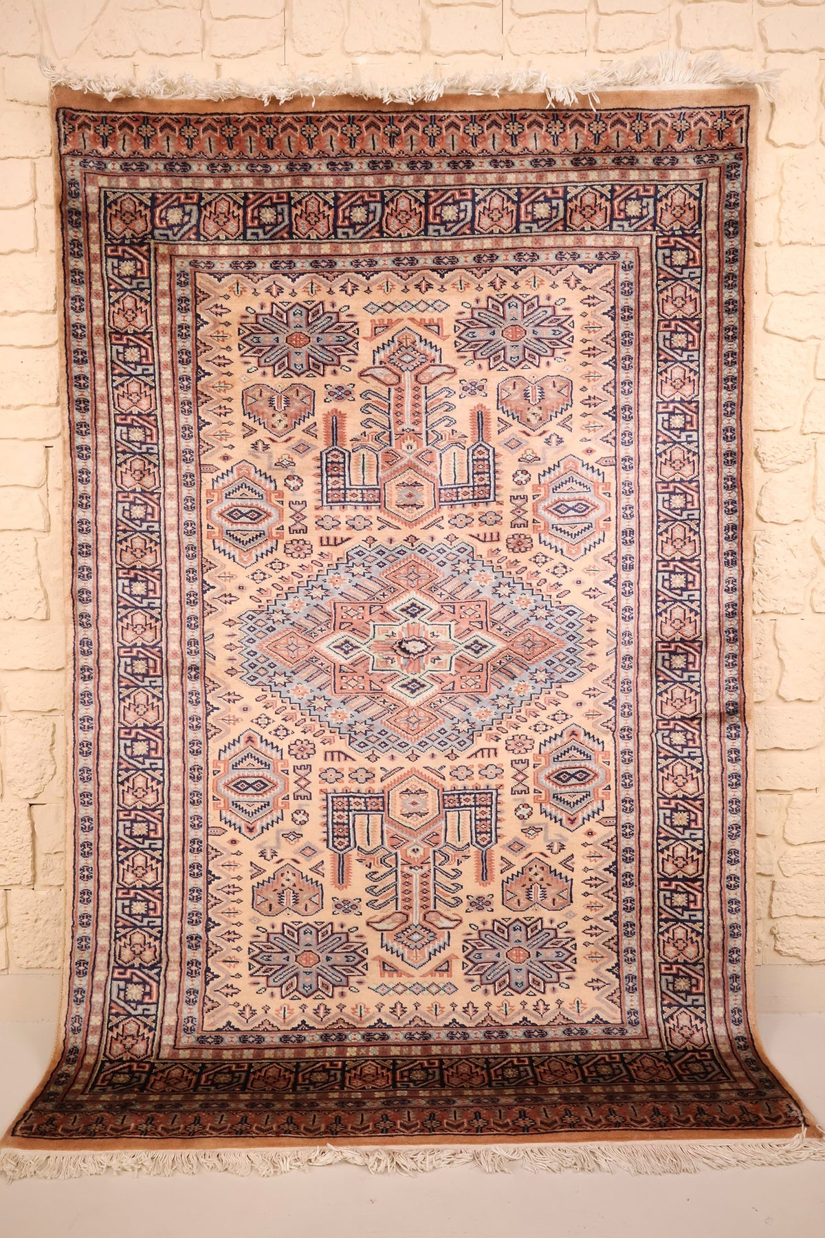 Tapis Caucase beige rosé 194 × 126 cm, vue d'ensemble avec médaillon bleu et orange