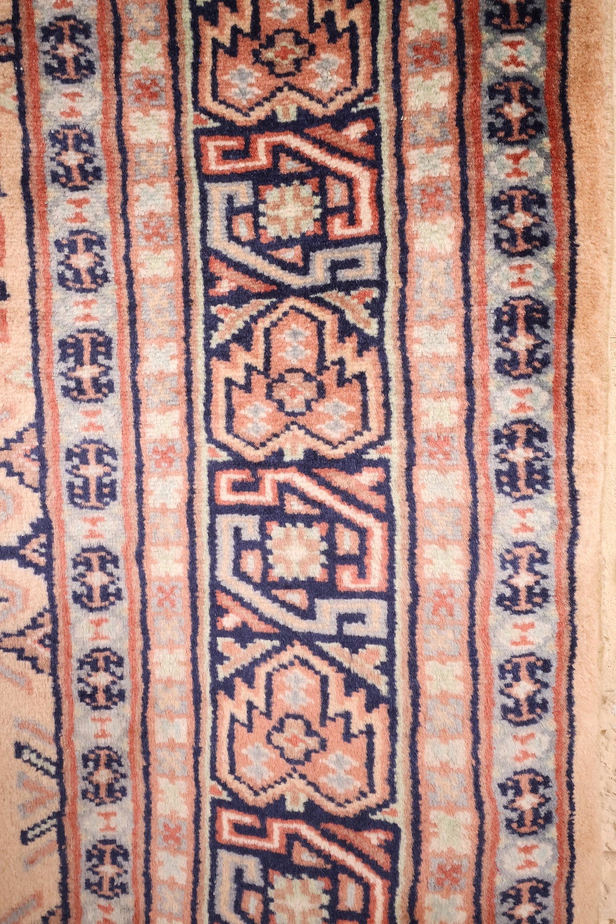 Bordure bleu nuit à crochets et contre-bordures gris-bleu du tapis Caucase