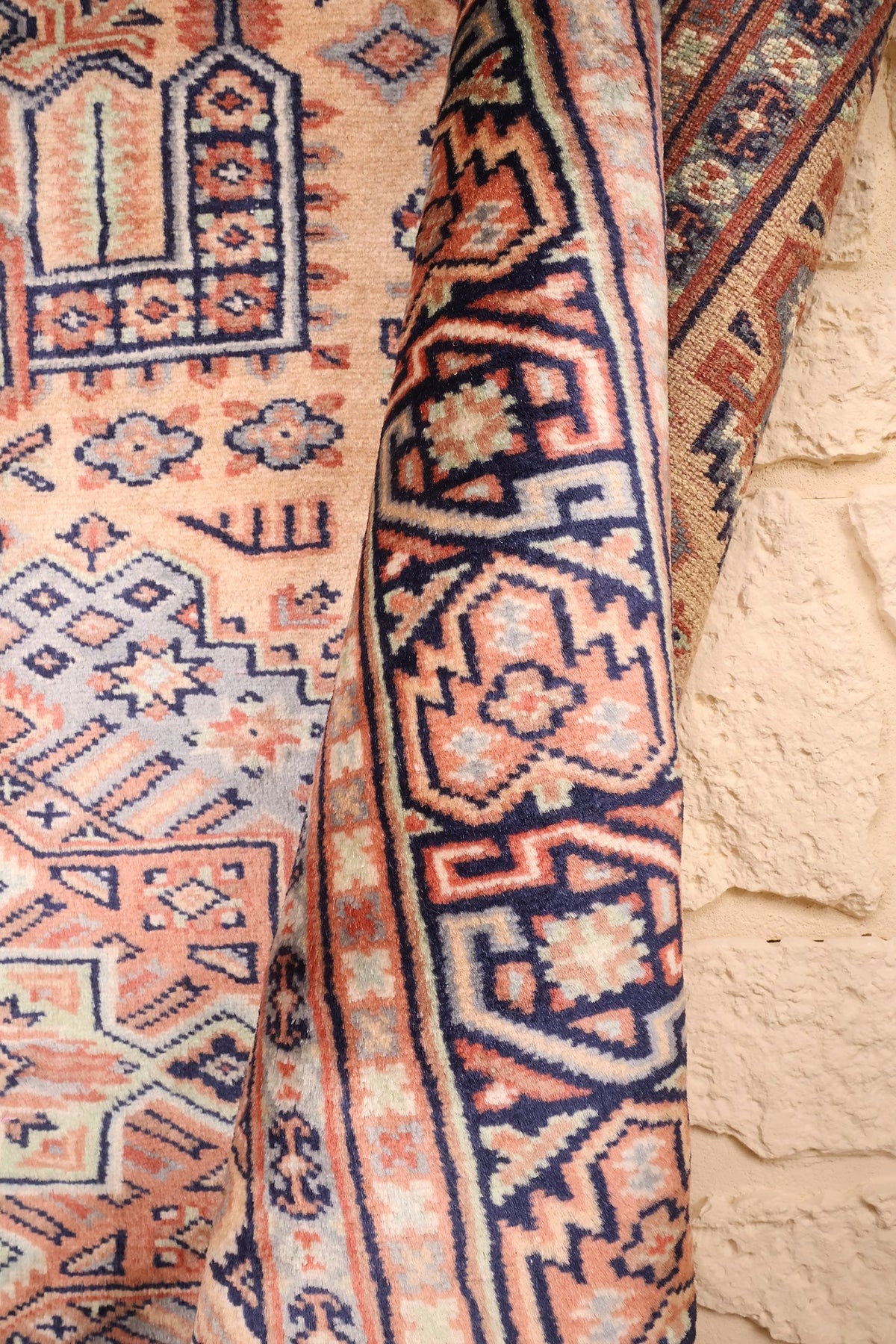 Lisière du tapis Caucase orange et bleu, épaisseur de la laine en gros plan
