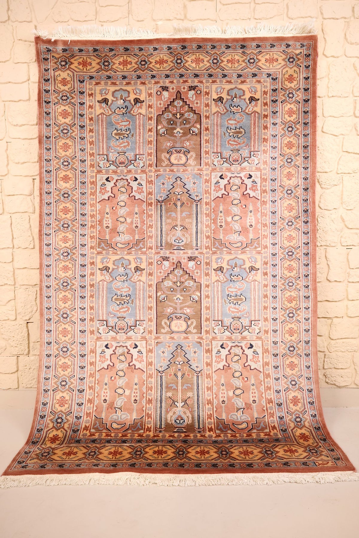 Tapis rose à compartiments 195 × 124 cm, vue d'ensemble des douze cases à niches