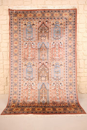 Tapis rose à compartiments 195 × 124 cm, vue d'ensemble des douze cases à niches