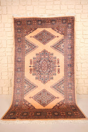 Tapis Caucase rose 201 × 125 cm, vue d'ensemble avec médaillon central et franges blanches