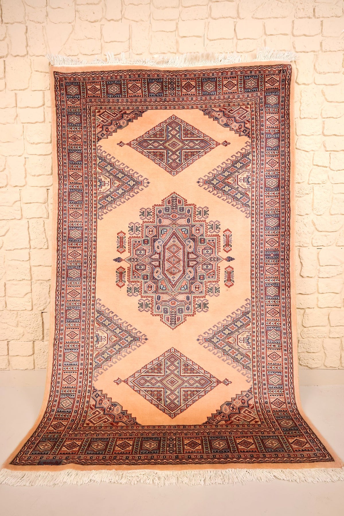 Tapis Caucase rose 201 × 125 cm, vue d'ensemble avec médaillon central et franges blanches