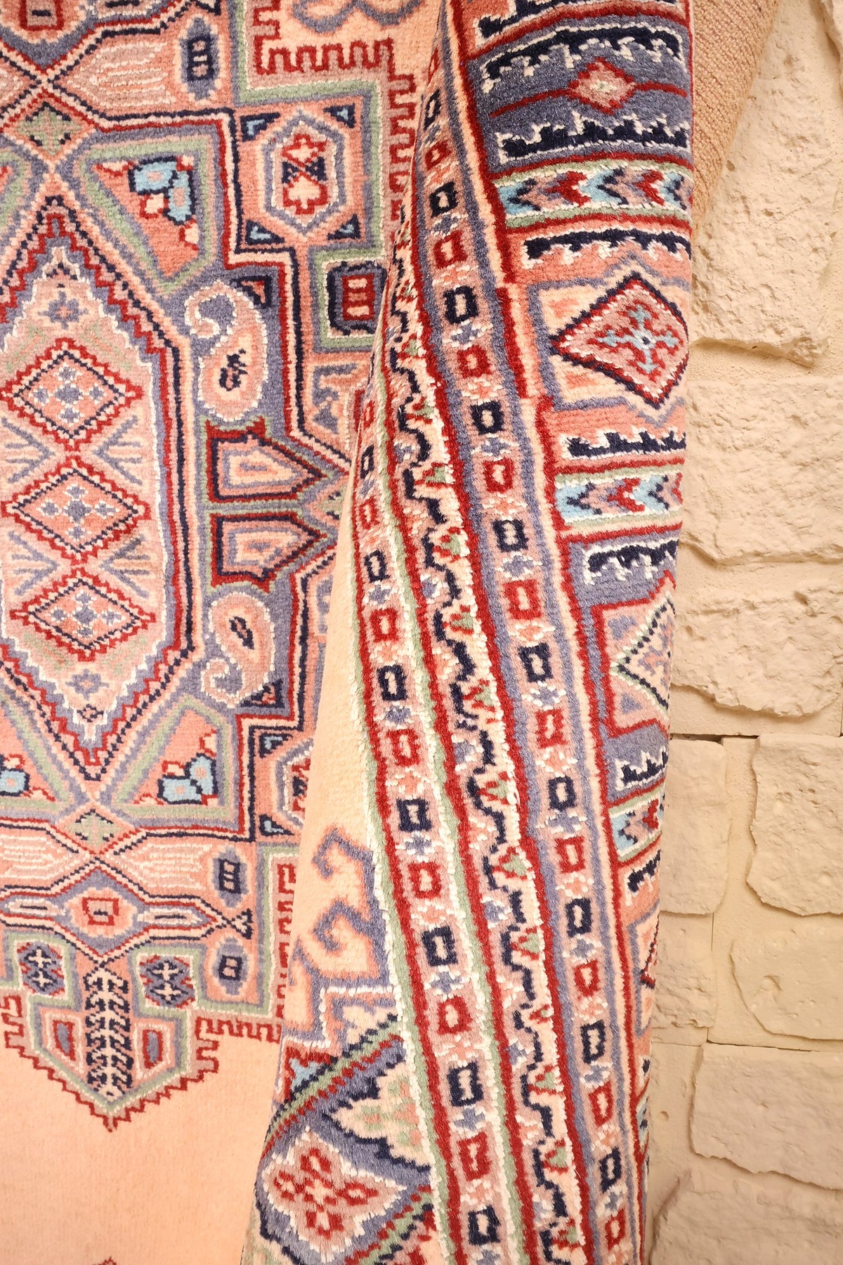 Lisière du tapis Caucase rose en laine, épaisseur et bordures superposées