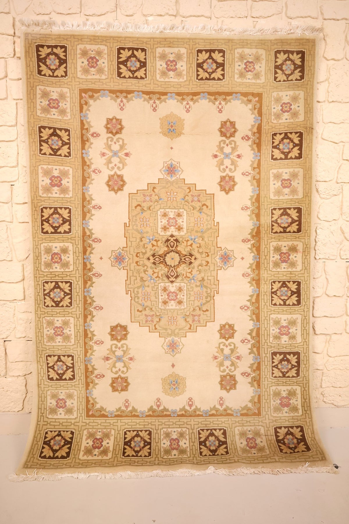 Tapis Chinois beige 183 × 122 cm, vue d'ensemble avec médaillon central losangé