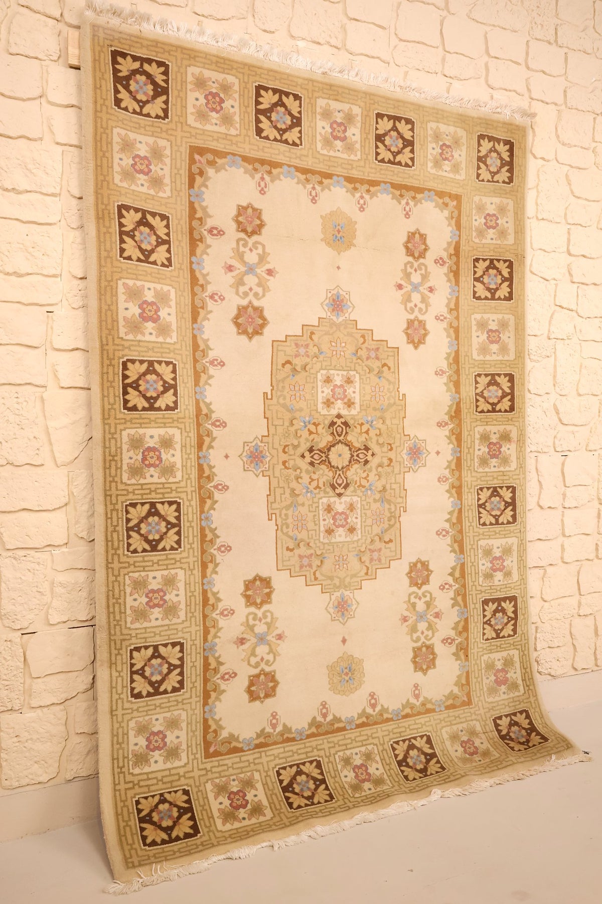Tapis Chinois en laine noué à la main, vue de biais du champ ivoire et brun