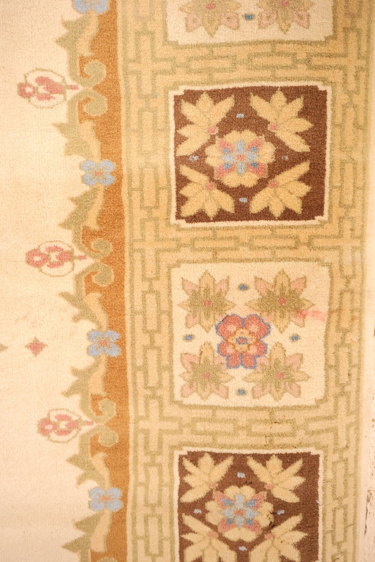 Bordure à caissons brun et ivoire fleuris du tapis Chinois sur fond de grecques