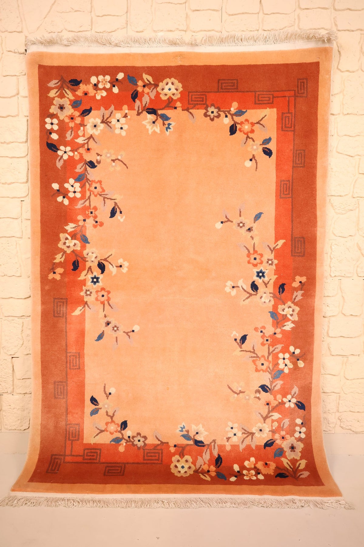 Tapis Chinois orange 185 × 125 cm, vue d'ensemble du champ uni et des branches fleuries