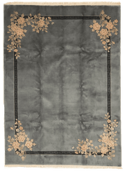 Tapis chinois 5/8 fait main en laine – fond bleu – vue de face, 335 × 244 cm – artisanat rare – Baba Rug, Paris
