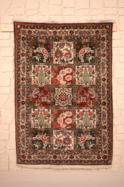 Tapis Djahad rouge 145 × 104 cm, vue d'ensemble du champ à compartiments fleuris