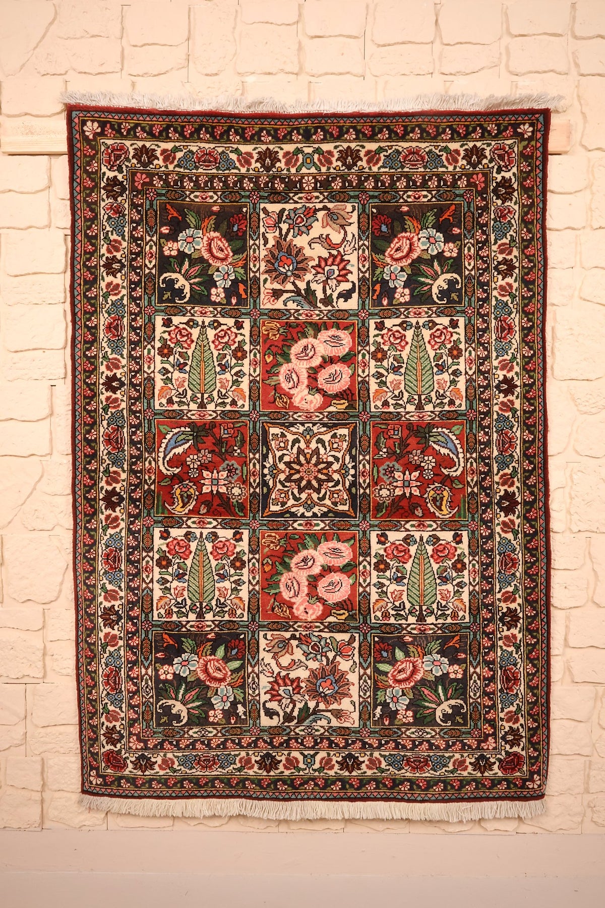 Tapis Djahad rouge 145 × 104 cm, vue d'ensemble du champ à compartiments fleuris