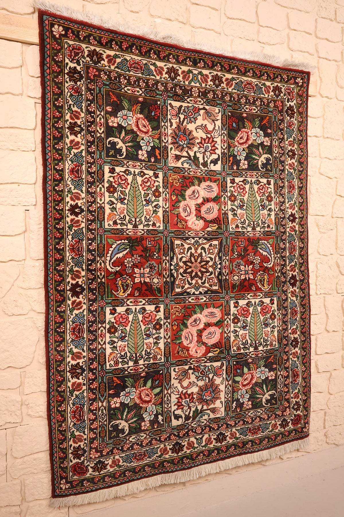 Tapis Djahad à compartiments rouge, ivoire et bleu nuit, vue de biais avec franges claires