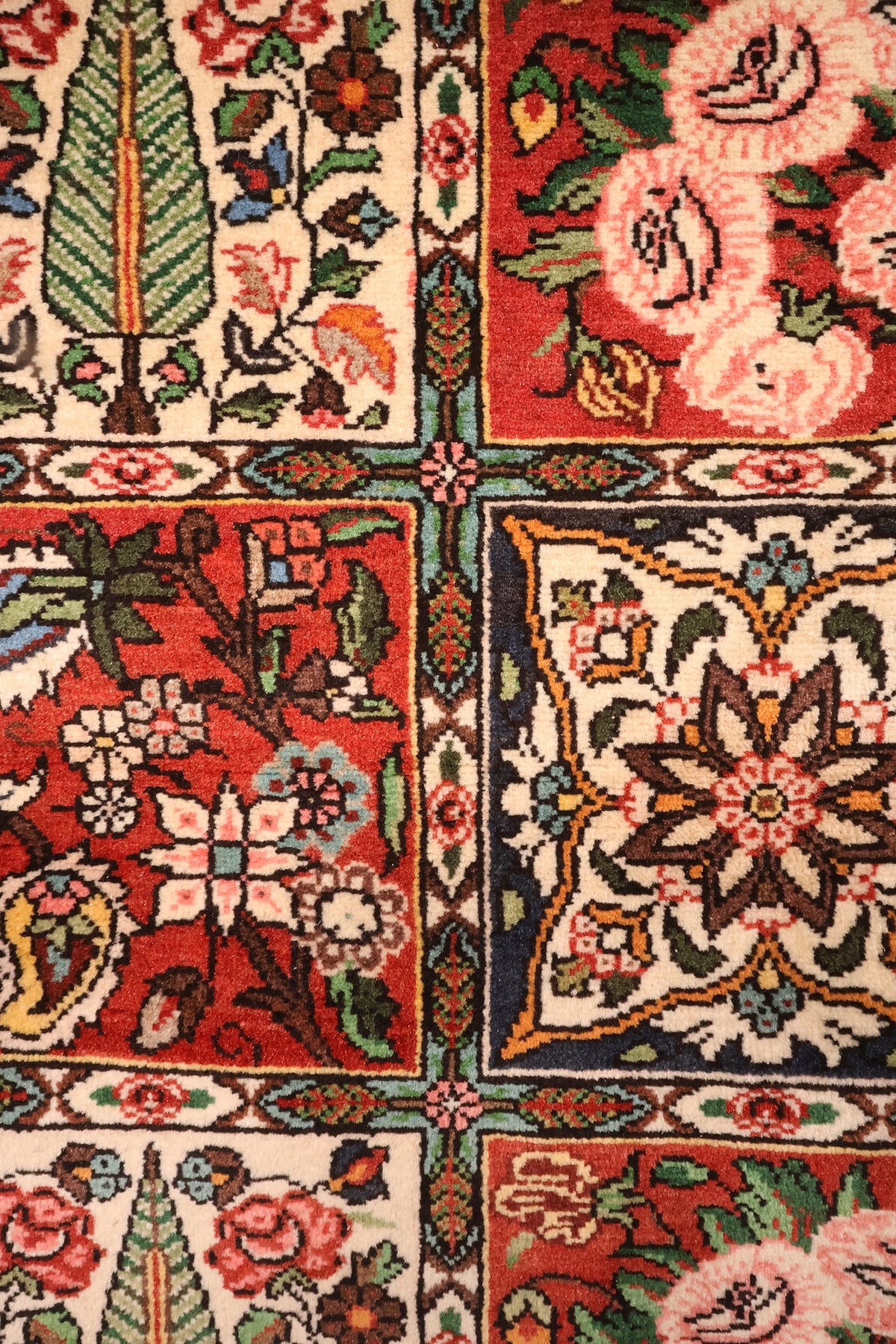 Détail des cases du Djahad : cyprès stylisé, bouquet de roses et rosace étoilée