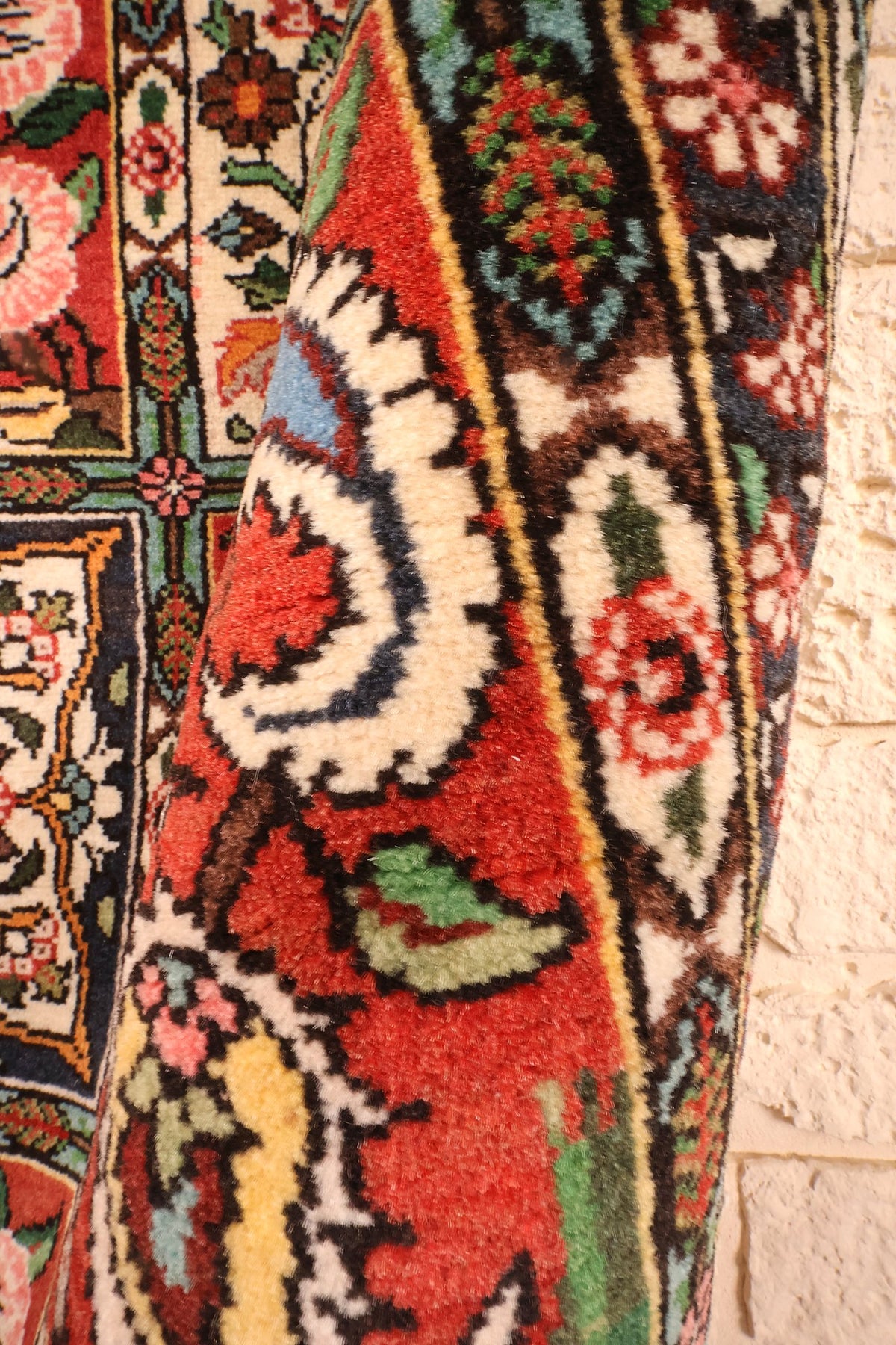 Lisière du Djahad rouge, boteh fleuri et encadrement vus de près