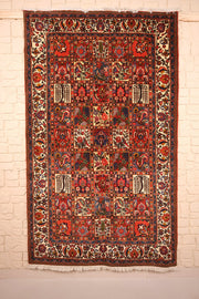 Tapis Djahad rouge 257 × 153 cm, vue d'ensemble du champ à compartiments et franges claires