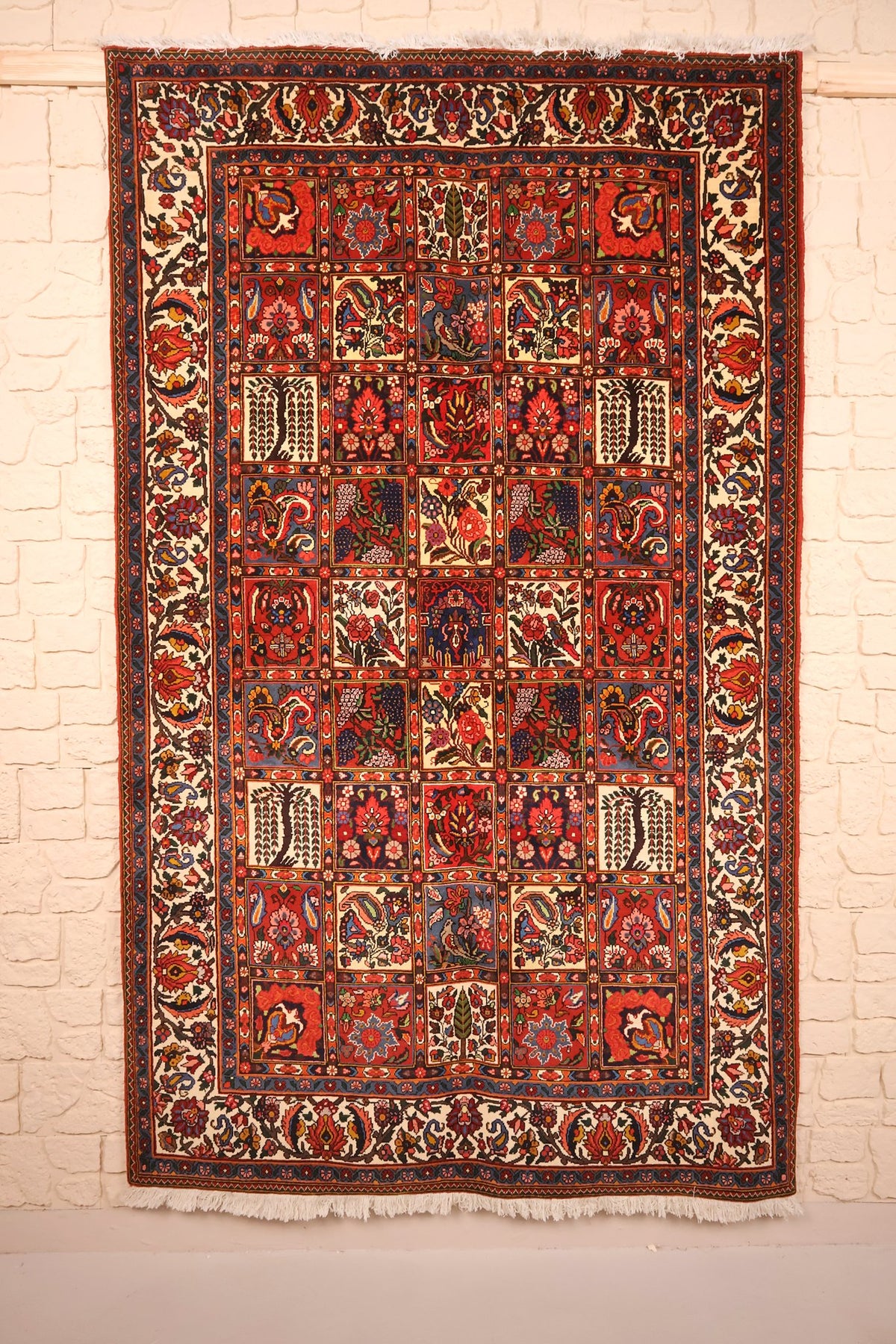 Tapis Djahad rouge 257 × 153 cm, vue d'ensemble du champ à compartiments et franges claires
