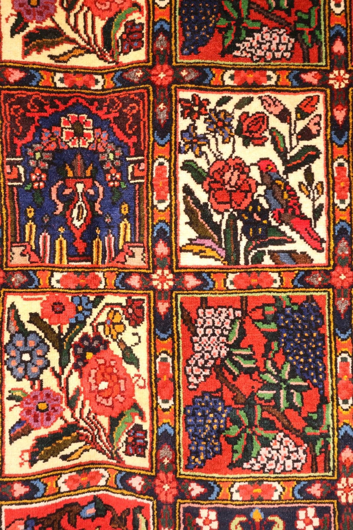 Détail des compartiments du Djahad : vase, bouquets, oiseau et grappes de raisin