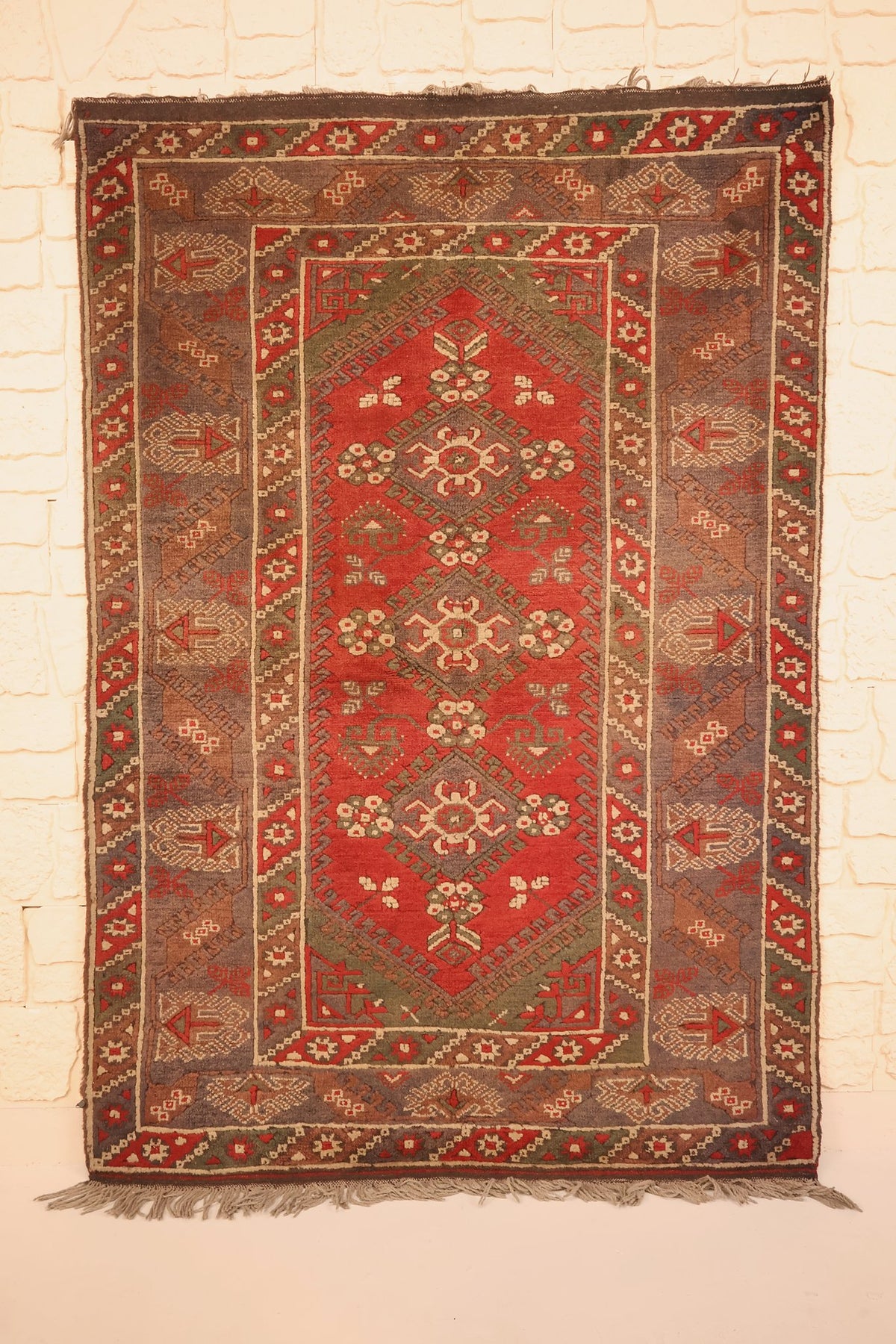 Tapis Dodgem Alti rouge 175 × 118 cm, vue d'ensemble du médaillon allongé et des franges claires