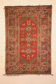 Tapis Dodgem Alti rouge 175 × 118 cm, vue d'ensemble du médaillon allongé et des franges claires