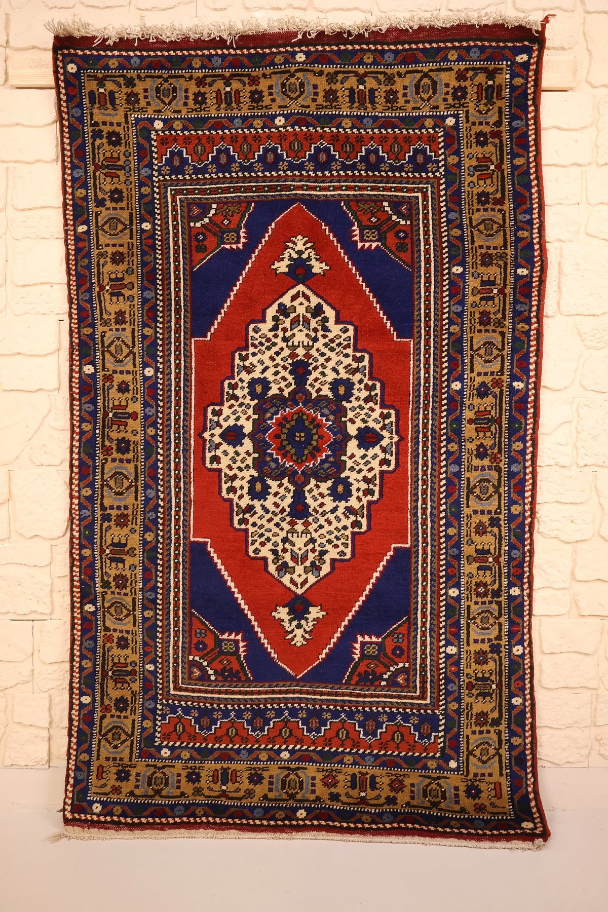 Tapis Dodgem Alti bleu et rouge 180 × 100 cm, vue d'ensemble avec médaillon losangé ivoire
