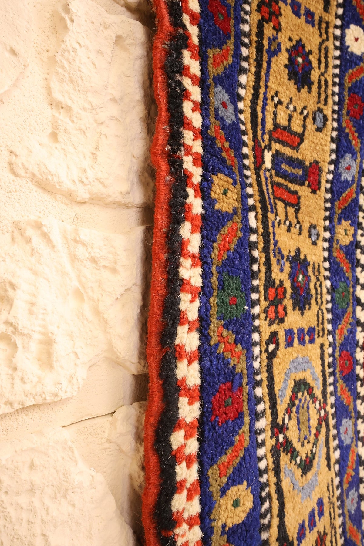Lisière du tapis Dodgem Alti bleu et rouge, bordure ocre à motifs floraux en bord de pièce