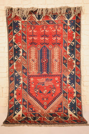 Tapis Dodgem Alti rouge, bleu et beige 182 × 117 cm, vue d'ensemble de face avec franges