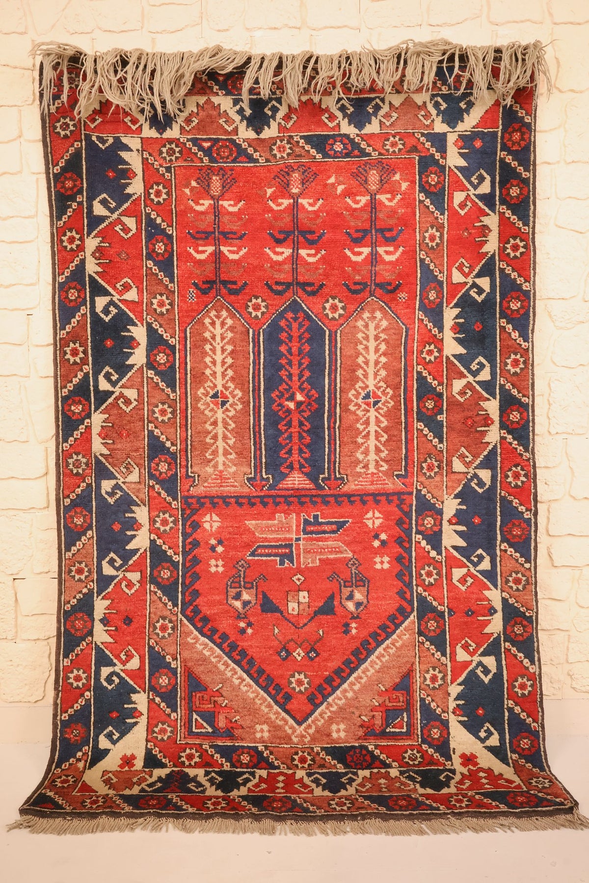 Tapis Dodgem Alti rouge, bleu et beige 182 × 117 cm, vue d'ensemble de face avec franges