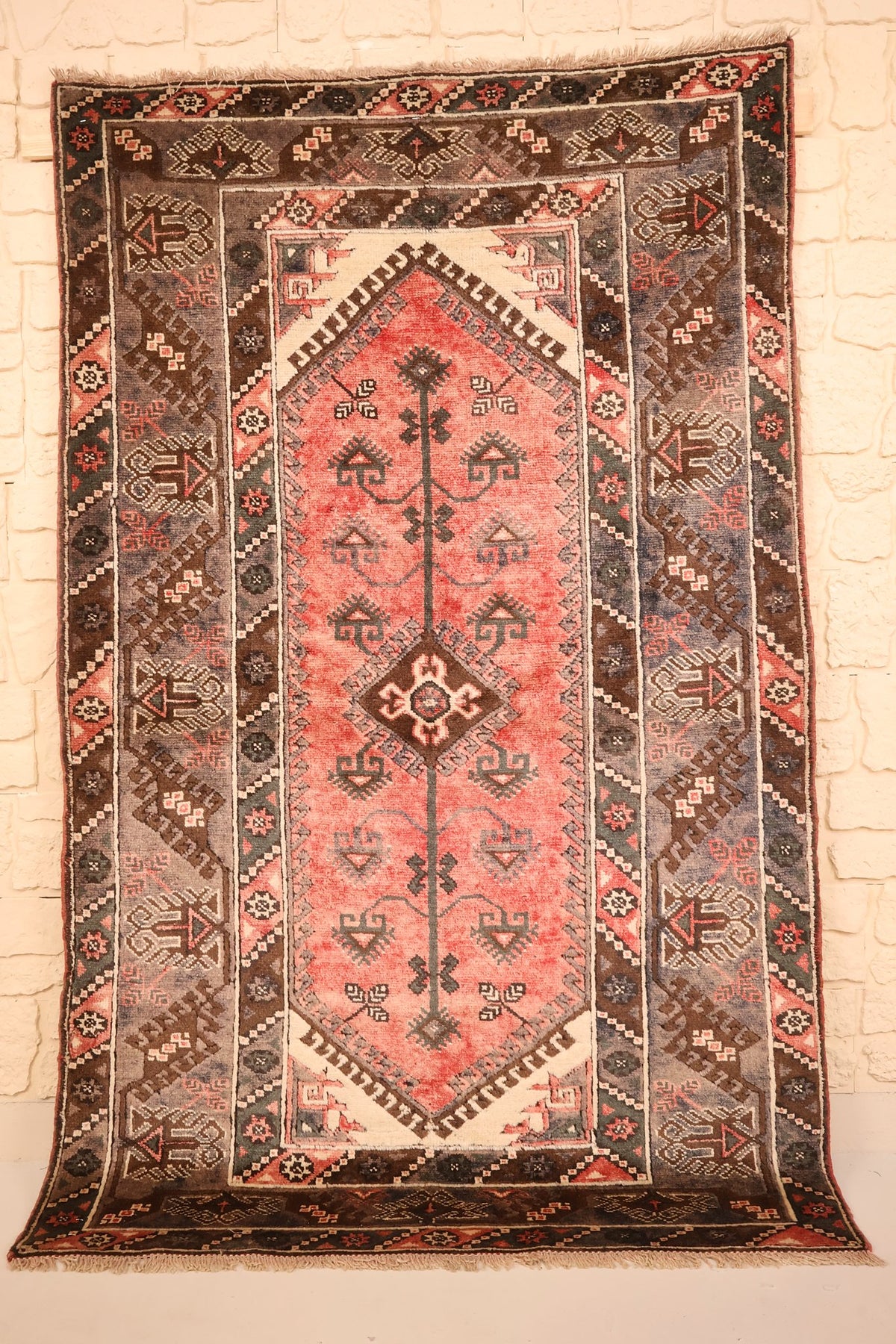 Tapis Dodgem Alti rose 187 × 116 cm, vue d'ensemble du champ rose-rouge et de son cadre crème