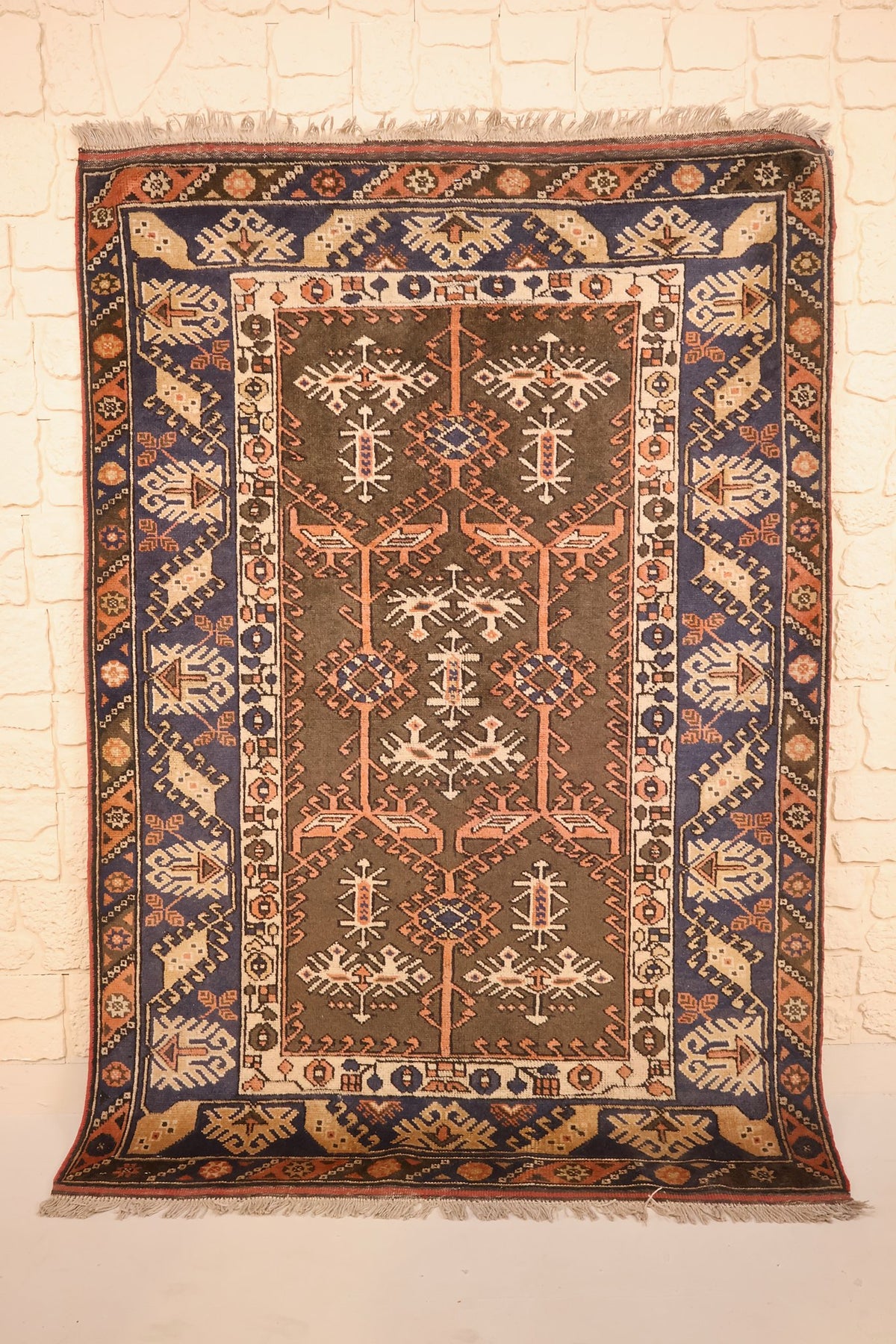 Tapis Dodgem Alti marron 187 × 130 cm, vue d'ensemble du champ brun-olive et des franges écrues