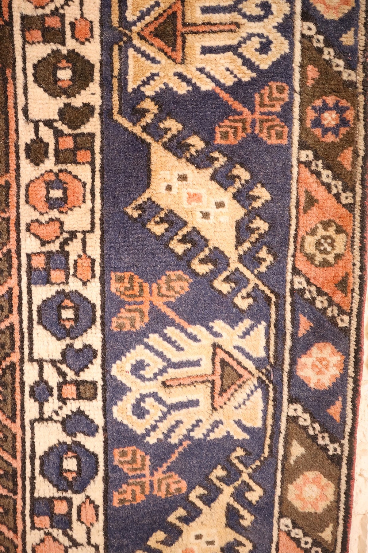 Bordure bleue à figures crochetées ivoire et contre-bordures du tapis Dodgem Alti