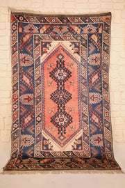 Tapis Dodgem Alti rose 190 × 122 cm, vue d'ensemble du médaillon crénelé bleu nuit